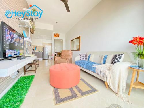 Una televisión o centro de entretenimiento en Silver Scape Residence Melaka Raya By Heystay Management