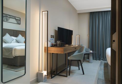  Hotel Holiday International -  Room  picture :   Tea/Coffee maker    Minibar    Shower                           