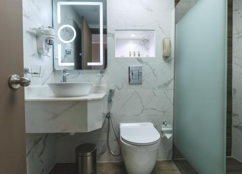  Hotel Holiday International -  Room  picture :   Tea/Coffee maker    Minibar    Shower                           