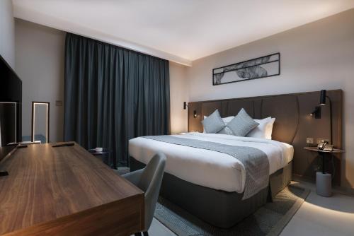  Hotel Holiday International -  Room  picture :   Tea/Coffee maker    Minibar    Shower                           