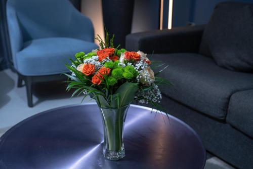  Hotel Holiday International -  Room  picture :   Tea/Coffee maker    Minibar    Shower                           