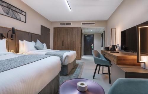  Hotel Holiday International -  Room  picture :   Tea/Coffee maker    Minibar    Shower                           