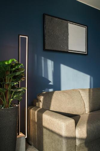  Hotel Holiday International -  Room  picture :   Tea/Coffee maker    Minibar    Shower                           