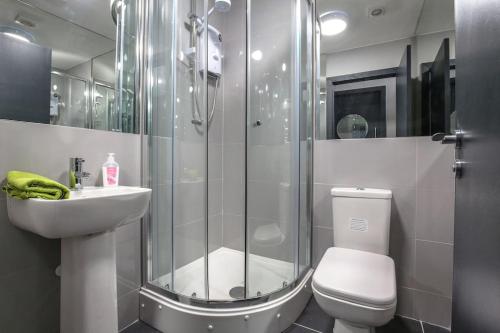 uma casa de banho com um chuveiro, um WC e um lavatório. em Manhattan Suite - sleeps 24! Heart of Liverpool em Liverpool