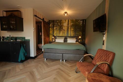 een slaapkamer met een bed, een stoel en een raam bij B&B 't Speulderbos in Ermelo