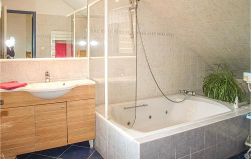 Ένα μπάνιο στο Beautiful Home In St Martin Des Pres