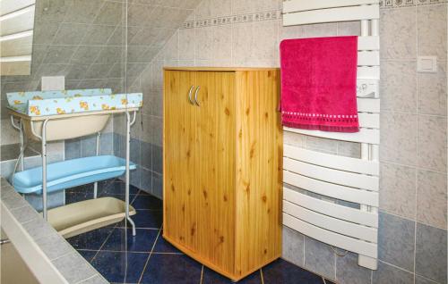 Ένα μπάνιο στο Beautiful Home In St Martin Des Pres