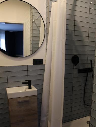a bathroom with a sink and a mirror at ARRIVEL Apartements Heimstetten - bisher Novitel in Kirchheim
