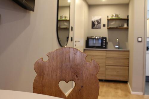 a heart carved into the back of a wooden chair at ARRIVEL Apartements Heimstetten - bisher Novitel in Kirchheim