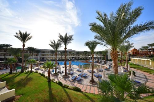 - une vue aérienne sur un complexe avec des palmiers et une piscine dans l'établissement Xperience Kiroseiz AquaPark Premier-Naama Bay, à Charm el-Cheikh