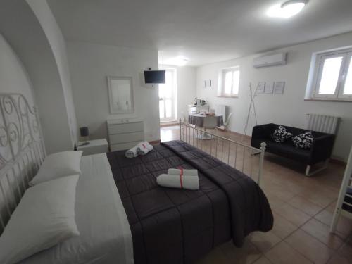 una camera con letto e un soggiorno di La Torlia - Bed & Breakfast a Mottola