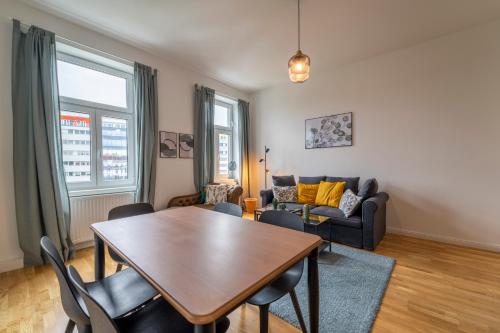 een woonkamer met een tafel en een bank bij Dietrich Apartment I levestate in Wenen