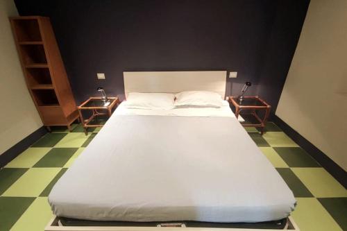 1 cama grande en una habitación con 2 mesas en Home Garden, en Grosseto
