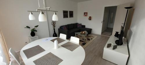 een woonkamer met een tafel en een bank bij Gormsgade 96. 3. dør 12 (id.033) in Esbjerg