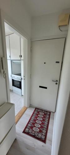 a room with a door and a rug on the floor at Gormsgade 96. 3. dør 12 (id.033) in Esbjerg