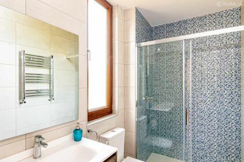 ein Bad mit einer Dusche, einem Waschbecken und einem WC in der Unterkunft Precioso apartamento cerca de playas y Picos de Europa Apto Reno Rexidora in Cuerres