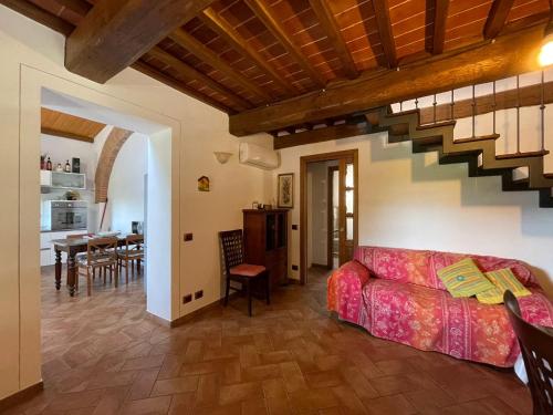 ein Wohnzimmer mit einem Sofa und einem Esszimmer in der Unterkunft IL Poggio in Pontedera