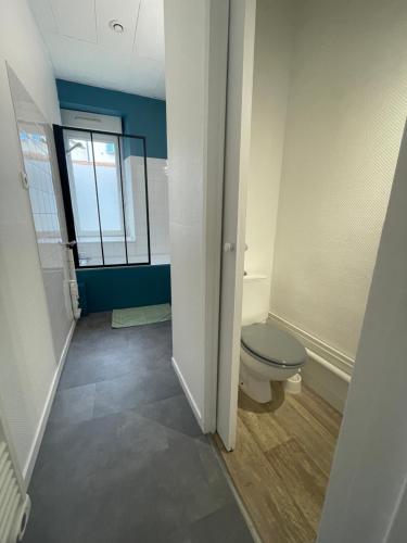 une salle de bain avec toilettes et miroir dans l'établissement Le charmant de Rompsay, Familial & Moderne, à La Rochelle