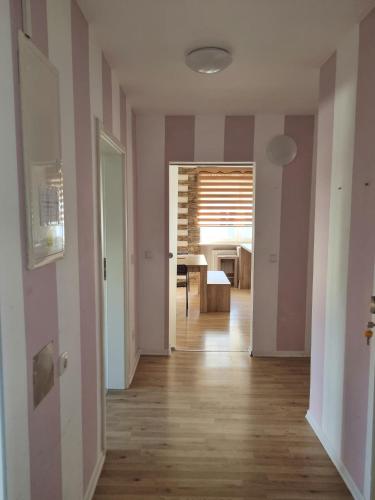 um quarto vazio com paredes cor-de-rosa e um corredor em Monteurunterkunft Cadolzburg em Cadolzburg
