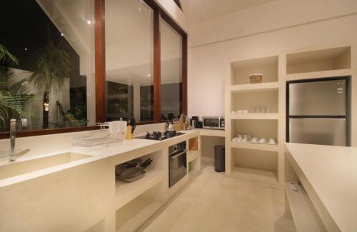 Kuchyň nebo kuchyňský kout v ubytování Ubud Luxury 2-Bedroom Villa with Private Pool and BBQ - Serene Escape!