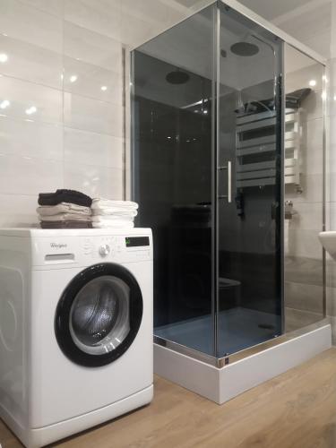 a washing machine in a room with a glass wall at Dom w górach Przy szlaku in Bystra