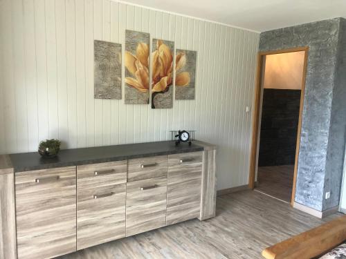 Cette chambre dispose d'une grande commode avec quatre tableaux. dans l'établissement Amazing view, à Eygliers
