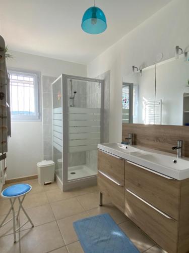 une salle de bain avec un lavabo, une douche et une baignoire dans l'établissement Feriehus med privat pool i Carces, à Carcès