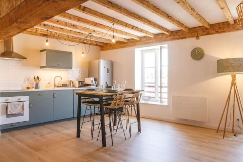 cocina con mesa y sillas en una habitación en "Hygge" de Miss K en Châtillon-sur-Chalaronne