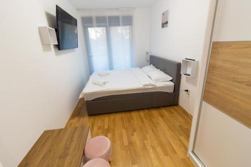 - une petite chambre avec un lit et une table dans l'établissement Gajeva Rooms - Stockholm apartment SELF CHECK-IN, à Virovitica