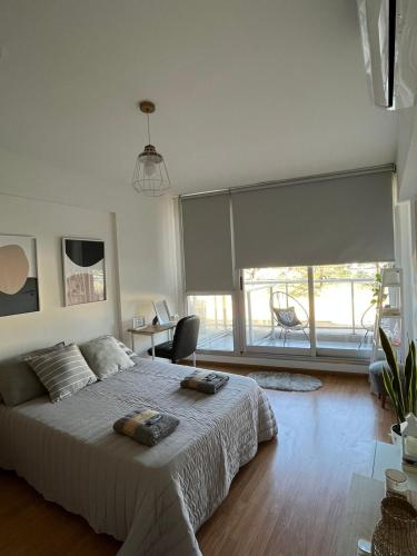 una camera con un grande letto e una grande finestra di Beautiful Apart near Everything a Buenos Aires