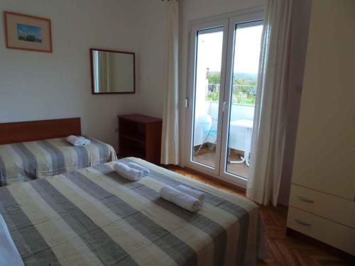 Vuode tai vuoteita majoituspaikassa Apartment in Ljubac with sea view, balcony, air conditioning, WiFi 809-2