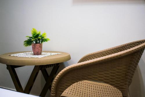 Uma área de estar em Crown Hotel