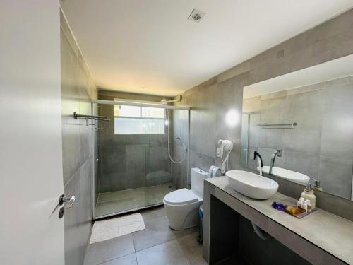 Un baño con inodoro, lavabo y ducha. en Pousada Simpatia da Ilha, en Fernando de Noronha