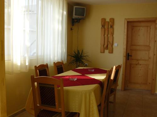 a dining room with a table and chairs and a window at House Arirang in Cherni Osŭm