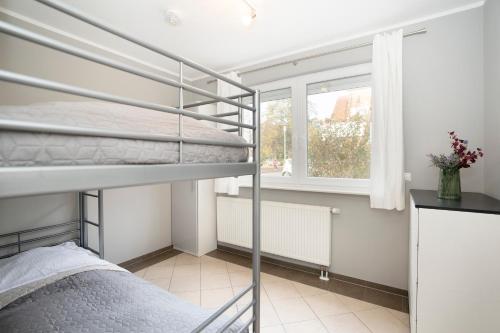 a bedroom with a bunk bed and a window at Lieblingshafen in Grömitz