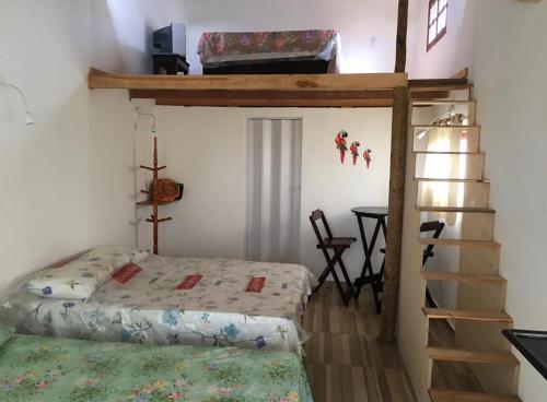 Casa de Praia - tipo chalé في بارا دي سانتو أنطونيو: غرفة نوم مع سرير بطابقين ومكتب