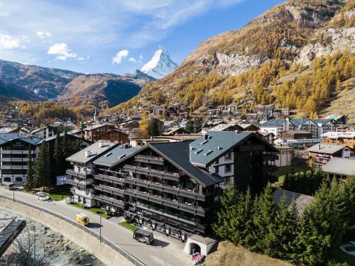 an aerial view of a city with a mountain at Wellness Hotel Alpenhof in Zermatt