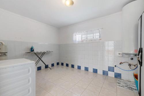 a bathroom with a shower with blue and white tiles at Villa As Cumadres in Azeitao