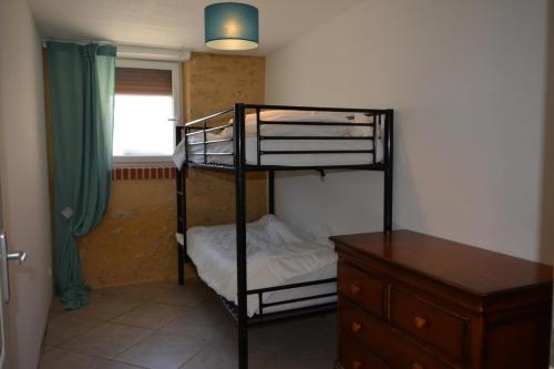 Loubersan的住宿－Lacassagne，一间带两张双层床和梳妆台的卧室