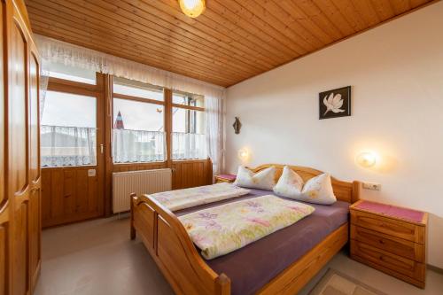 a bedroom with a bed with a wooden ceiling at Ferienwohnung Haus Inge in Moosbach