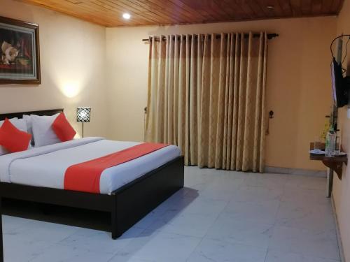 Postel nebo postele na pokoji v ubytování Maha Royal Hotel