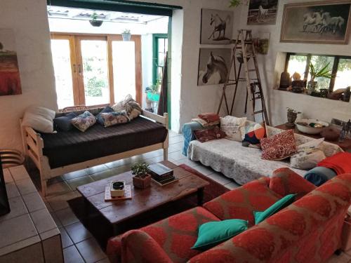 sala de estar con sofá y mesa en The Farmhouse B&B en Stellenbosch