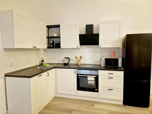 Kuchyň nebo kuchyňský kout v ubytování Luxury 4-rooms apartment in Berlin Z