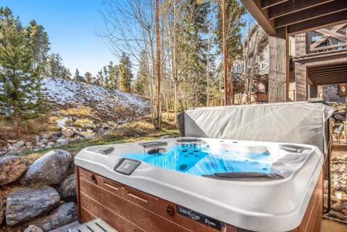 una bañera de hidromasaje en el patio trasero de una casa en Saddlewood, en Breckenridge