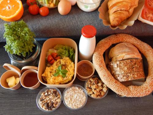 einen Tisch mit verschiedenen Frühstücksvarianten in der Unterkunft Ampelos Executive Houses in Pirgos