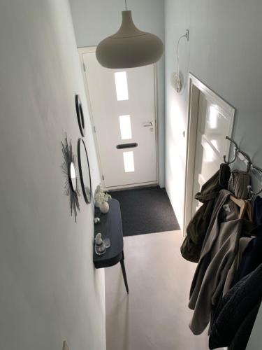 una stanza con un corridoio con una porta e una luce di B&B Vintage Room a Vught