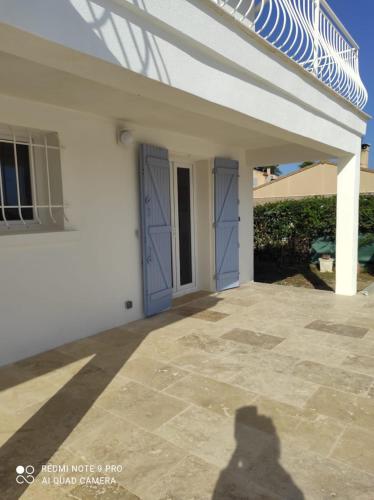 une ombre d'une personne debout devant une maison dans l'établissement T2 aperçu mer à Janas complètement renové, à La Seyne-sur-Mer