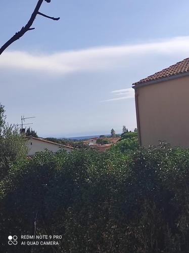 une vue sur l'océan depuis une maison dans l'établissement T2 aperçu mer à Janas complètement renové, à La Seyne-sur-Mer