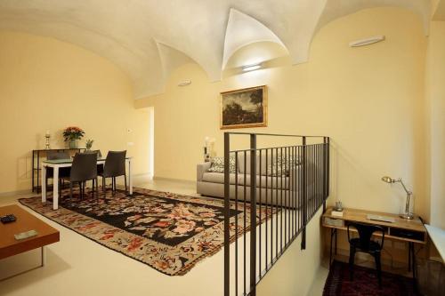 een woonkamer met een tafel en een bank bij CHARMING APARTMENT IN PARMA/ TEATRO REGIO / WIFI in Parma