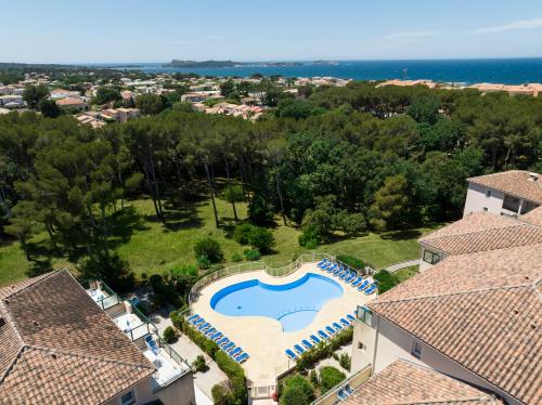 Bazén v ubytování Garden & City Six-Fours-les-Plages nebo v jeho okolí